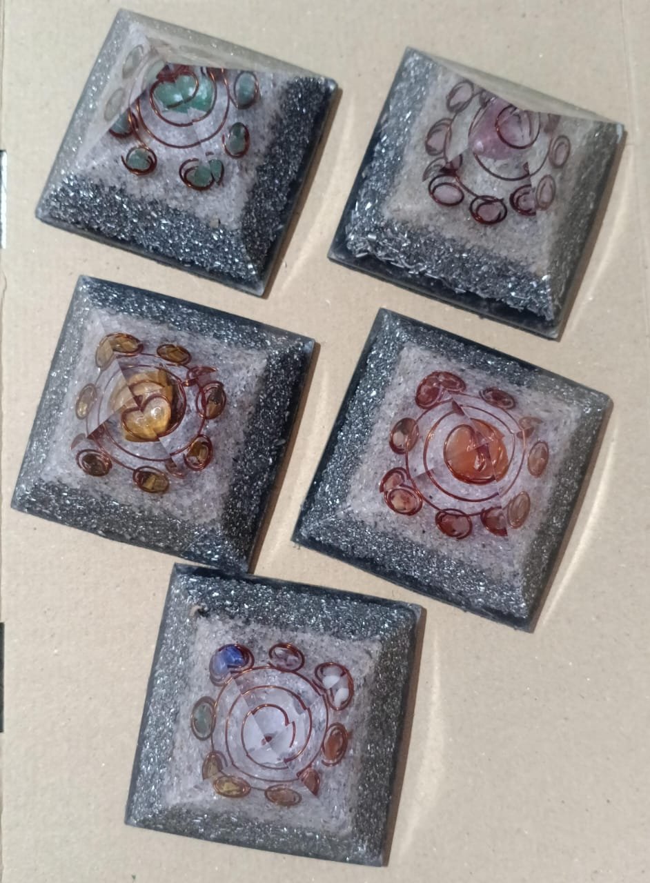 Pirámide 8 x 8. Ocho piedras.